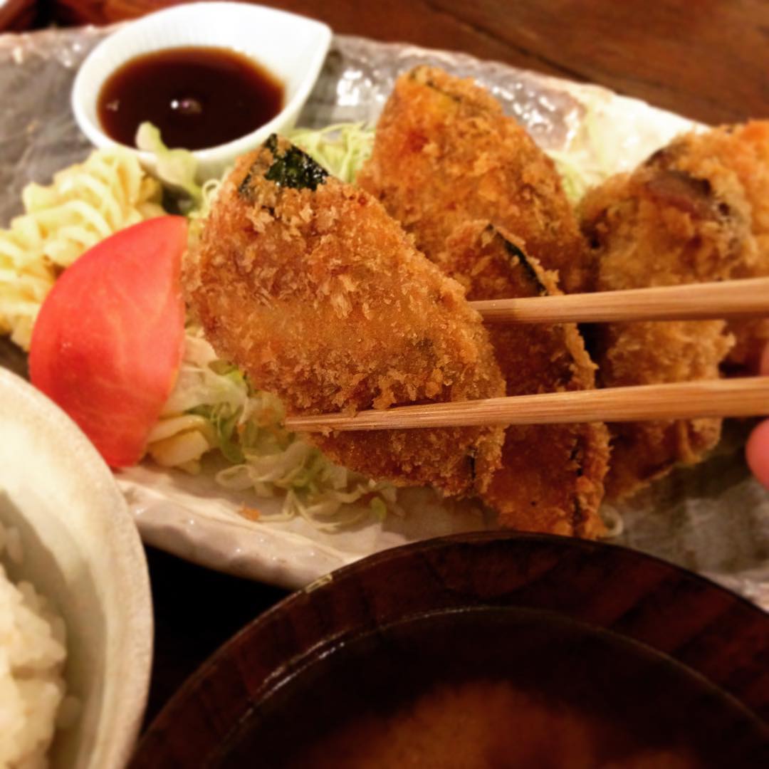 今日は久しぶりの「かぼちゃときのこの豚肉巻きフライ定食」です。今となってはベストワンが決められないですが、永らくこのメニューが1番好きでした。今はなんでも好きです。作ってる過程を見てるからですね。(うめ）