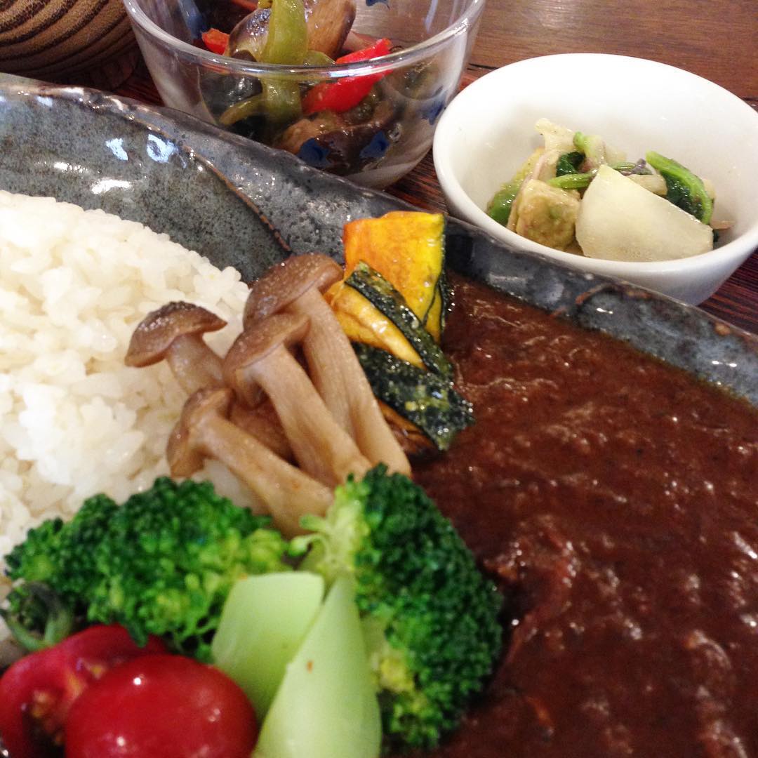 今日のまかないは「チキンカレー」です。
野菜の彩りがキレイです。梅オイル蒸しとカブのサラダ付きです。
ごちそうさまでした。（い）