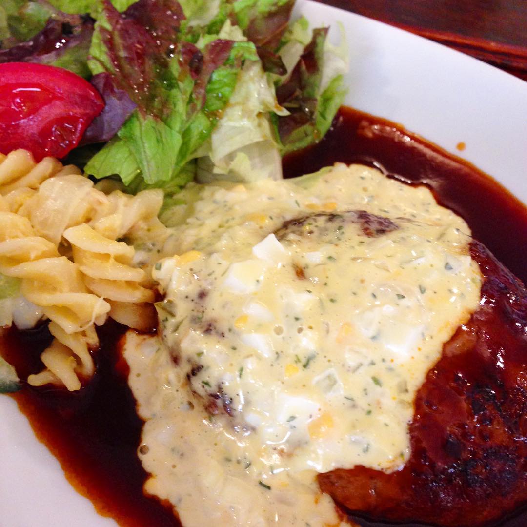 今日のまかないは「ハンバーグ タルタルソース定食」です。久しぶりにタルタルソース付きです。
タルタルソースがあるだけでなんとなく特別みたいな気になります。（い）