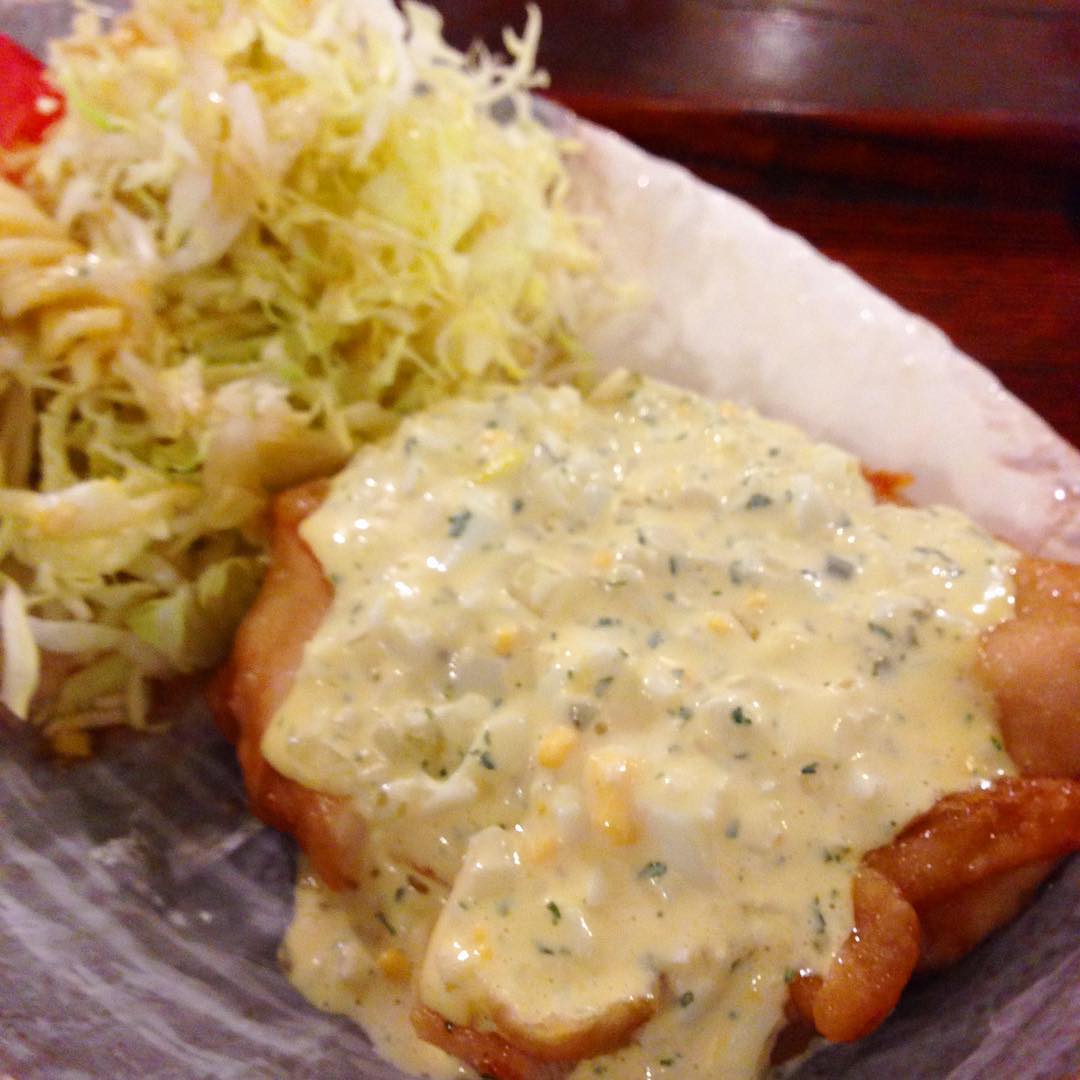 今日のまかないは「甘酢チキンタルタルソース定食」です。最近、日替りの終了が早く久しぶりに食べれたような気がします。今日も美味しかった。満腹…（い）