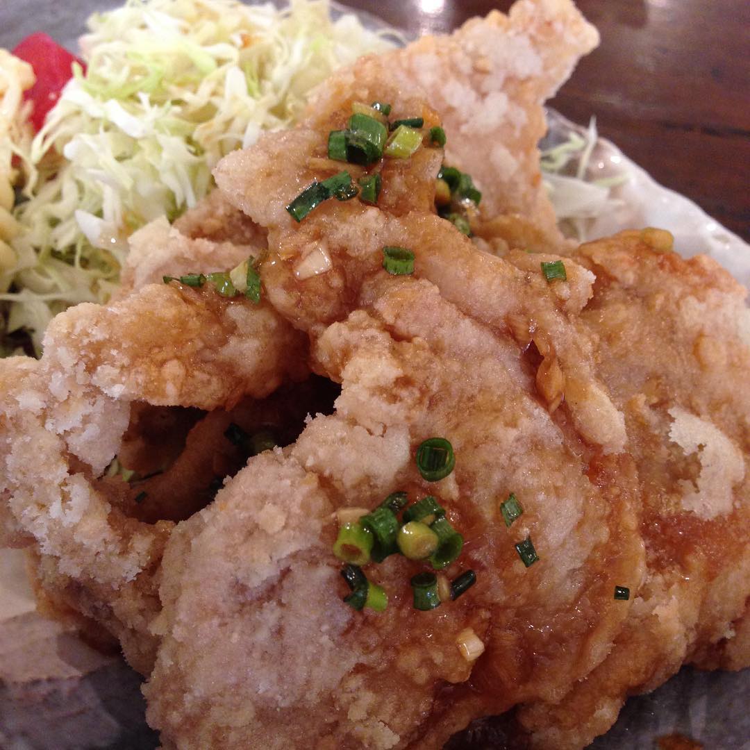 今日のまかないは「豚のから揚げ 中華香味だれ」です。すっごく腹ペコです。今からいただきます！（い）