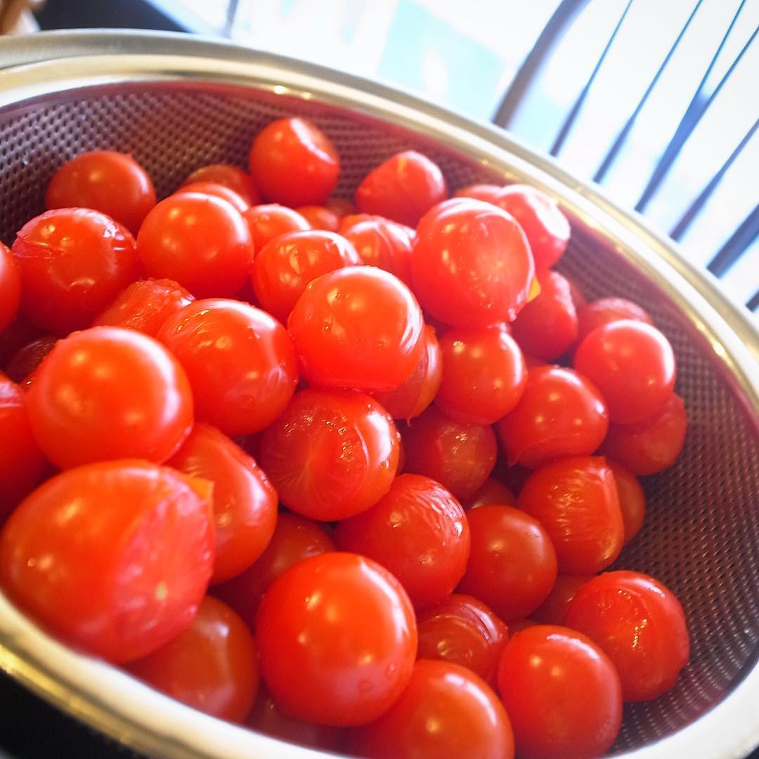 さてと土曜日！いい天気！と、さっと湯通ししてこれから皮をむいて、やさしいお味のだし汁にしっとりつけた、ひんやりシンプルな「ミニトマトのおひたし」！密かに人気のメニューですよ！（お）