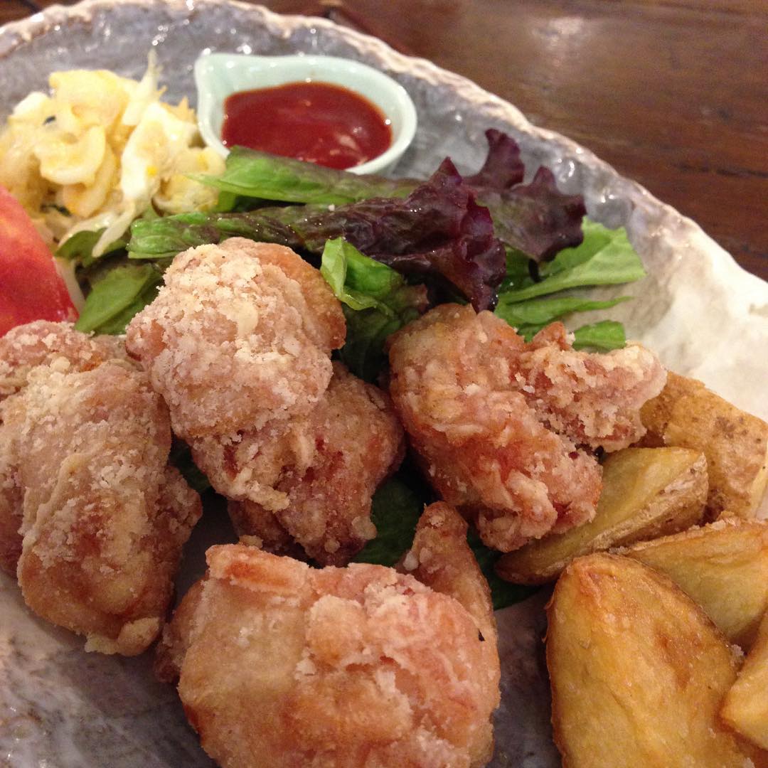 今日のまかないは「鶏のから揚げとポテトフライ定食」です。
木曜日に息子の体育祭があるのでお弁当はから揚げにする予定です。（い）