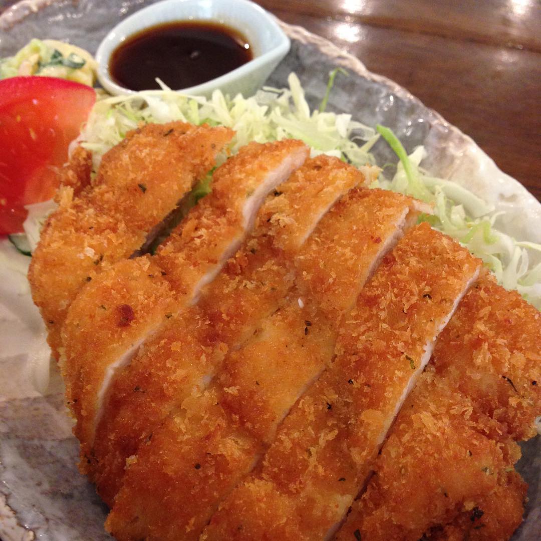 今日のまかないは「チキンカツ ハーブ風味定食」です。
5月なのにもう暑いですね。ガツンと揚げ物食べて土日も頑張りますよ。（い）