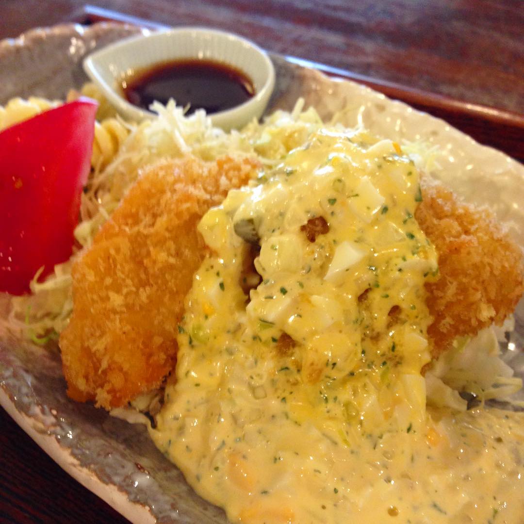 今日のまかないは「まとう鯛のフライ タルタルソース定食」です。衣サクサク。タルタルで食べて、ソースで食べて二度おいしい。ごちそうさまでした。（い）