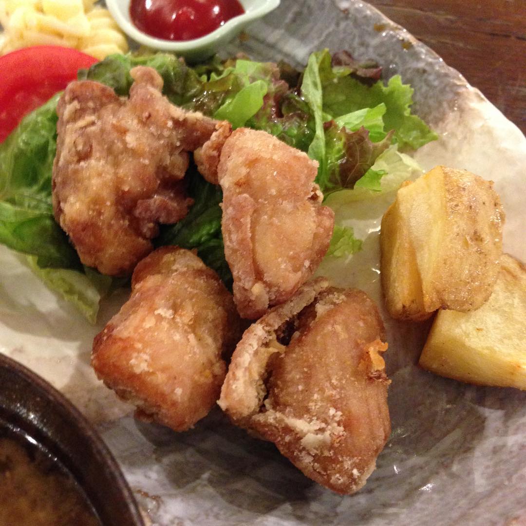 今日のまかないは「鶏のから揚げ ポテトフライ定食」です。
今日は”母の日”ですね。
みなさんは食事に行ったりプレゼントもらったりしましたか？
私は…何も無いと思いますがチョットだけ期待して帰ります。（い）