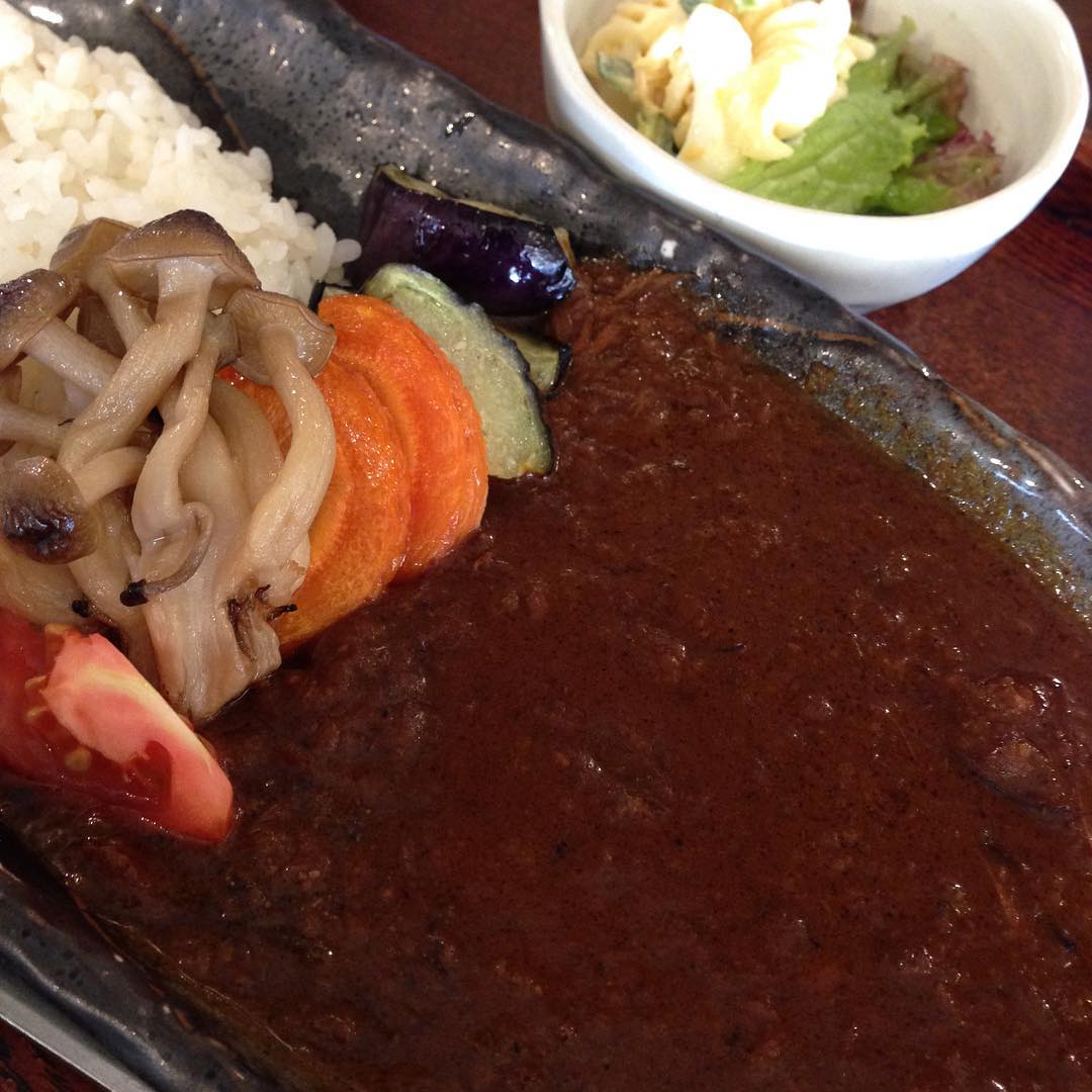 今日のまかないは「チキンカレー」です。
今日、梅雨明けしましたねー。それにしても毎日暑いですね。なので今日はチキンカレーにしました。（い）