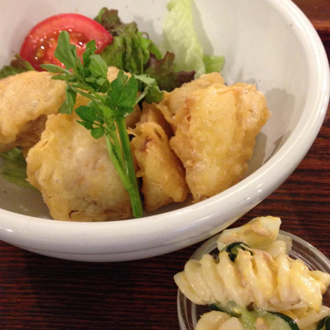 今日のまかないは「まかじきのトルコ揚げ定食」です。衣がサクサクで美味しかったです。今日は息子用にお弁当をお願いしました。「チキンソテー 和風サルサソース」です。ひと切れでいいから分けてもらうつもりです。（い）