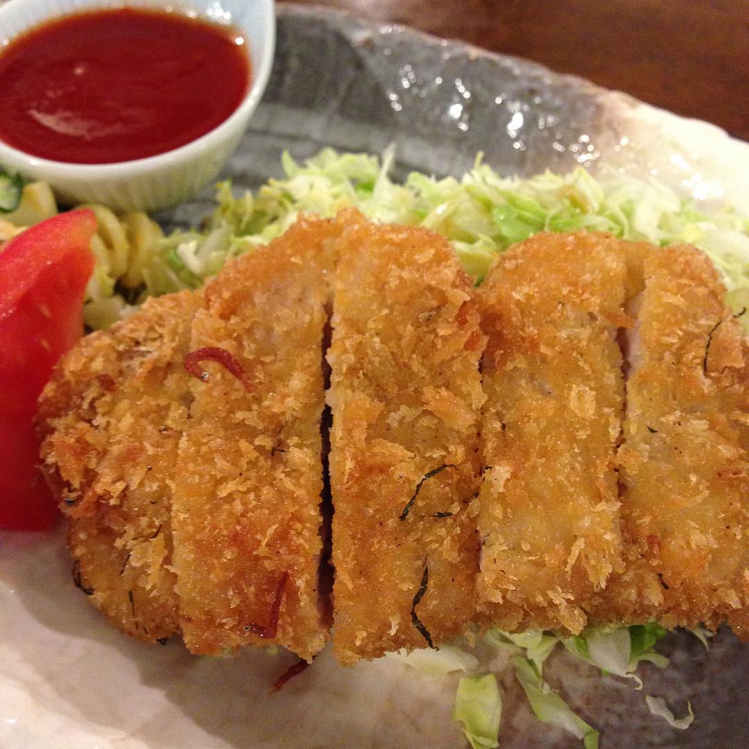 今日のまかないは「しそちりめんとんかつ定食」です。仕事中もお腹がぐーぐーなっていたのでしそちり食べて大満足です。（い）