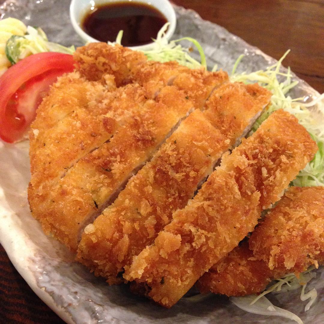 今日のまかないは「チキンカツ ハーブ風味定食」です。
昨日の夜もフライでしたが量が少なくあまり食べれなかったので今日のチキンカツは大きくて大満足です。（い）