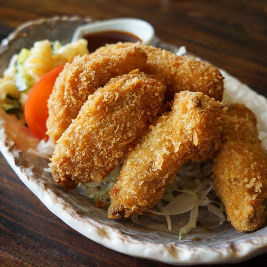 さてと今日も暑いね！ビールがうまい！と今夜のおともは「じゃがいもときのこの豚肉巻きフライ」！揚げたてあつあつカリッとフライはとんかつソースでさくさく！ビールをごくりで決まり！（笑）（お）