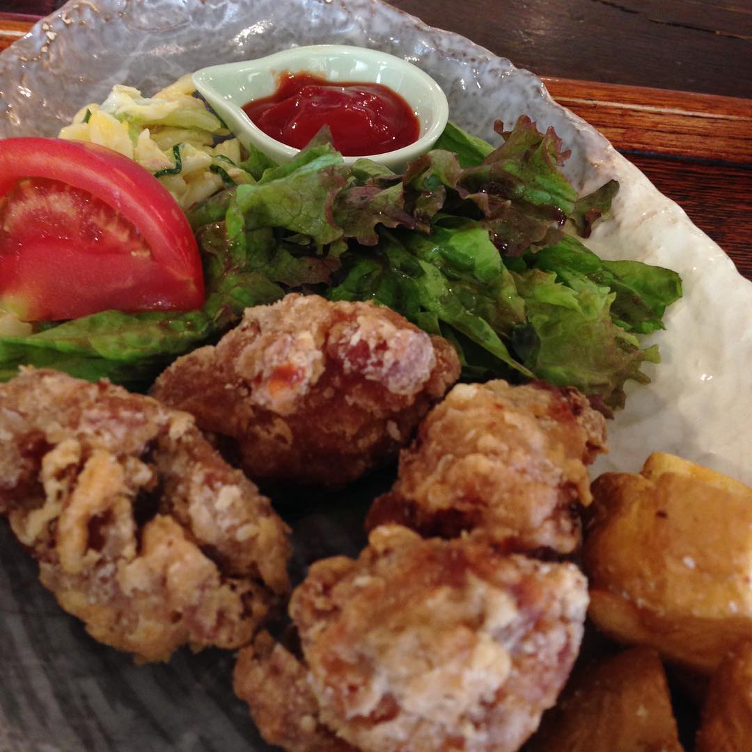 今日のまかないは「鶏のから揚げとポテトフライ定食」です。
今朝も6時前に犬の散歩に出ましたが暑い…犬もあまり歩きません。いつまで続くんでしょうね、この暑さ。（い）