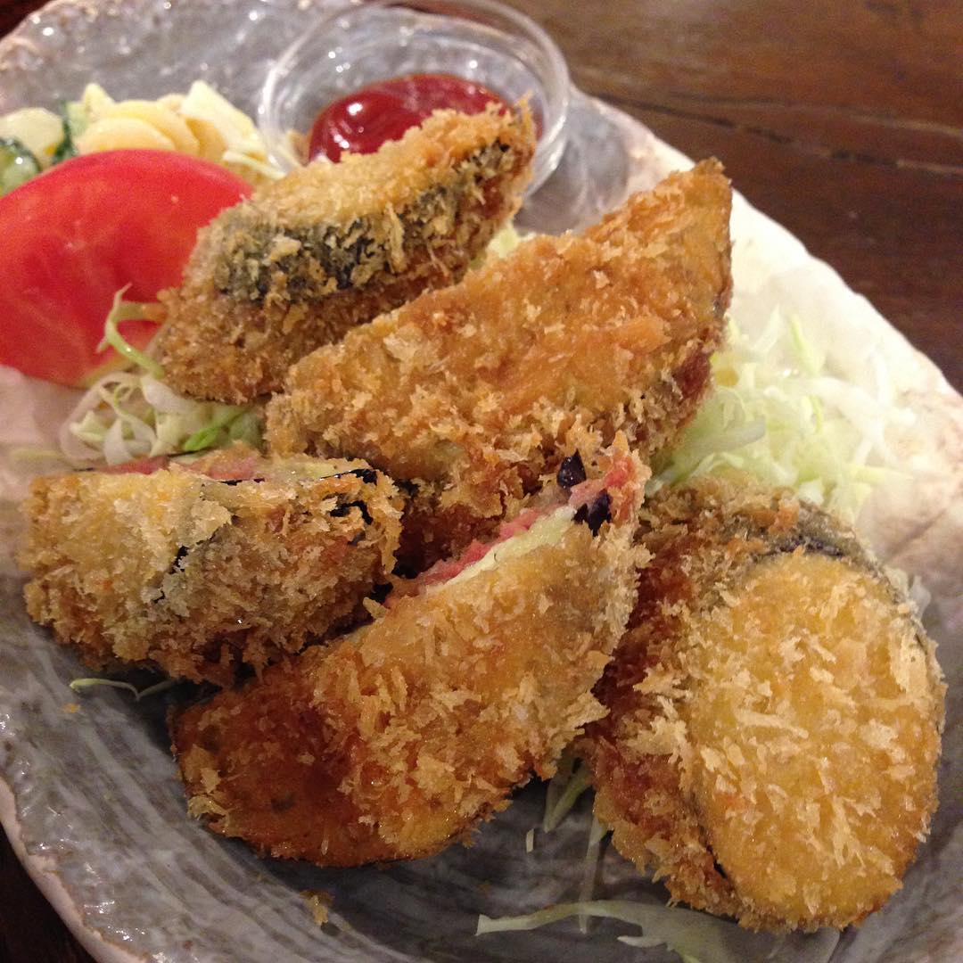 今日のまかないは「茄子のサンドフライ定食」です。なすの間にお肉を挟んで衣をつけて…と中々手の込んだ一品です。
お弁当に入ってると嬉しいけどやっぱり揚げたてが一番美味しいですよね。（い）