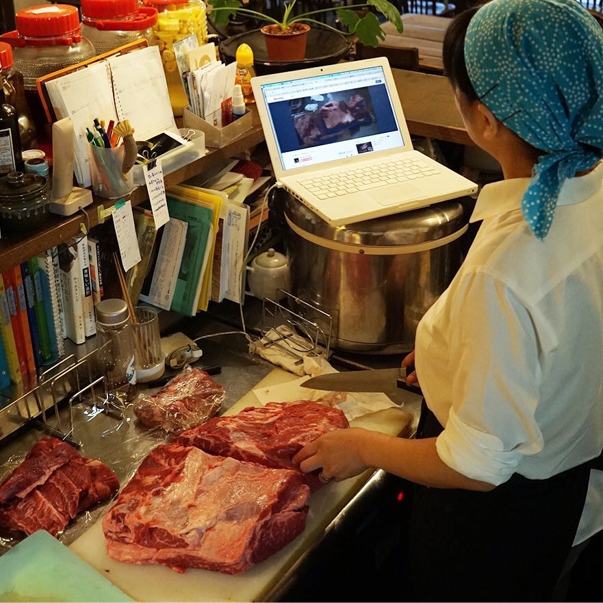 台風接近中ではございますが、店長ミヤザキは自身初の牛肩ロースは8kg、ネット動画を参考に切り分け中…って、なんでもあるなネット動画（笑…業務用冷蔵庫のメンテの仕方もあったしなぁ）（お）