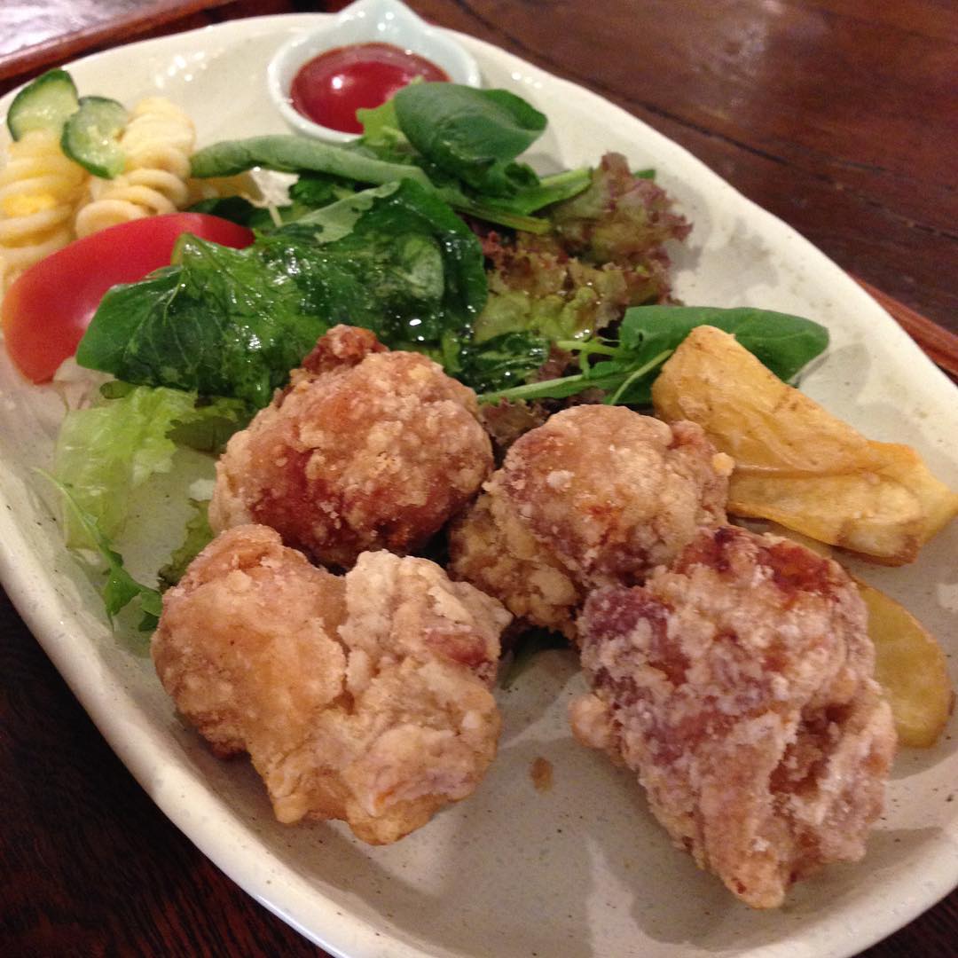 今日のまかないは「鶏のから揚げ ポテトフライ定食」です。
明日からリトスタお盆休みです。みなさーん、早くイカワタチャーハン食べないと！（い）