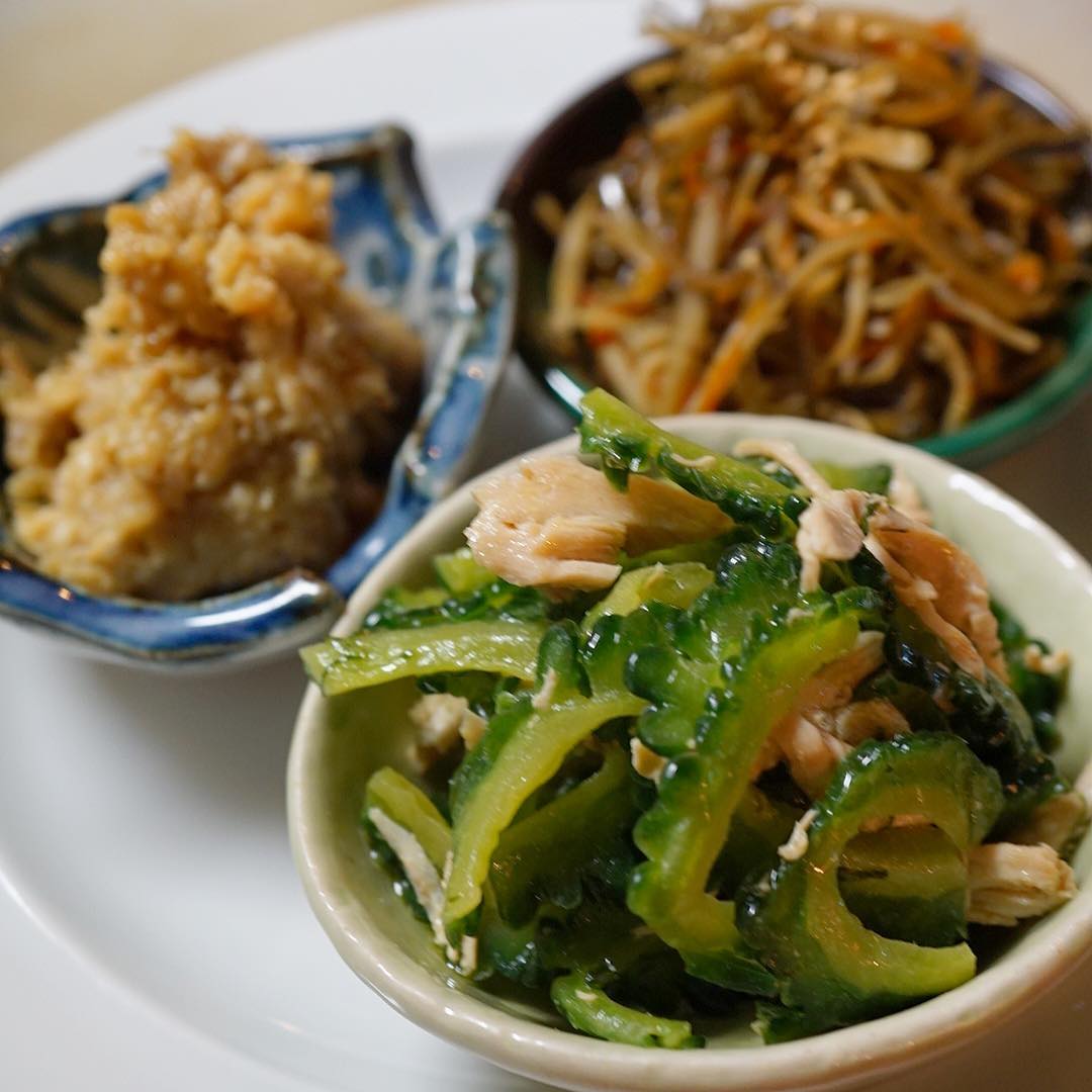 ちょこちょこ酒の肴の盛り合わせ…蒸し鶏と塩もみゴーヤのサラダに沖縄風肉味噌はあんだんすー、さらに根菜と昆布の旨みきんぴら三品盛りっ！（お）