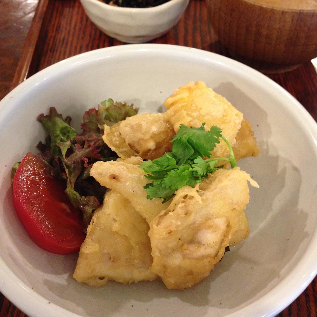 今日のまかないは「まかじきのトルコ揚げ」です。明日の午後から台風が…ってニュースで言ってますね。リトスタは今夜も元気に営業中。お待ちしております。（い）