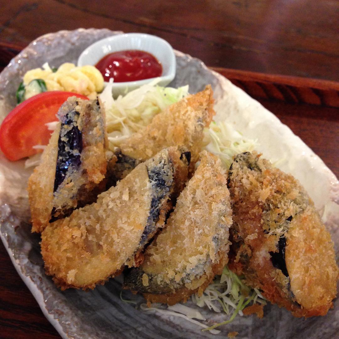 今日のまかないは「なすのサンドフライ定食」です。3日ぶりのまかないです。ウチの息子はナスはどうしても食べれないと言うのでナス料理は作りません。こんなに美味しいのに食べれなくてかわいそう。（い）