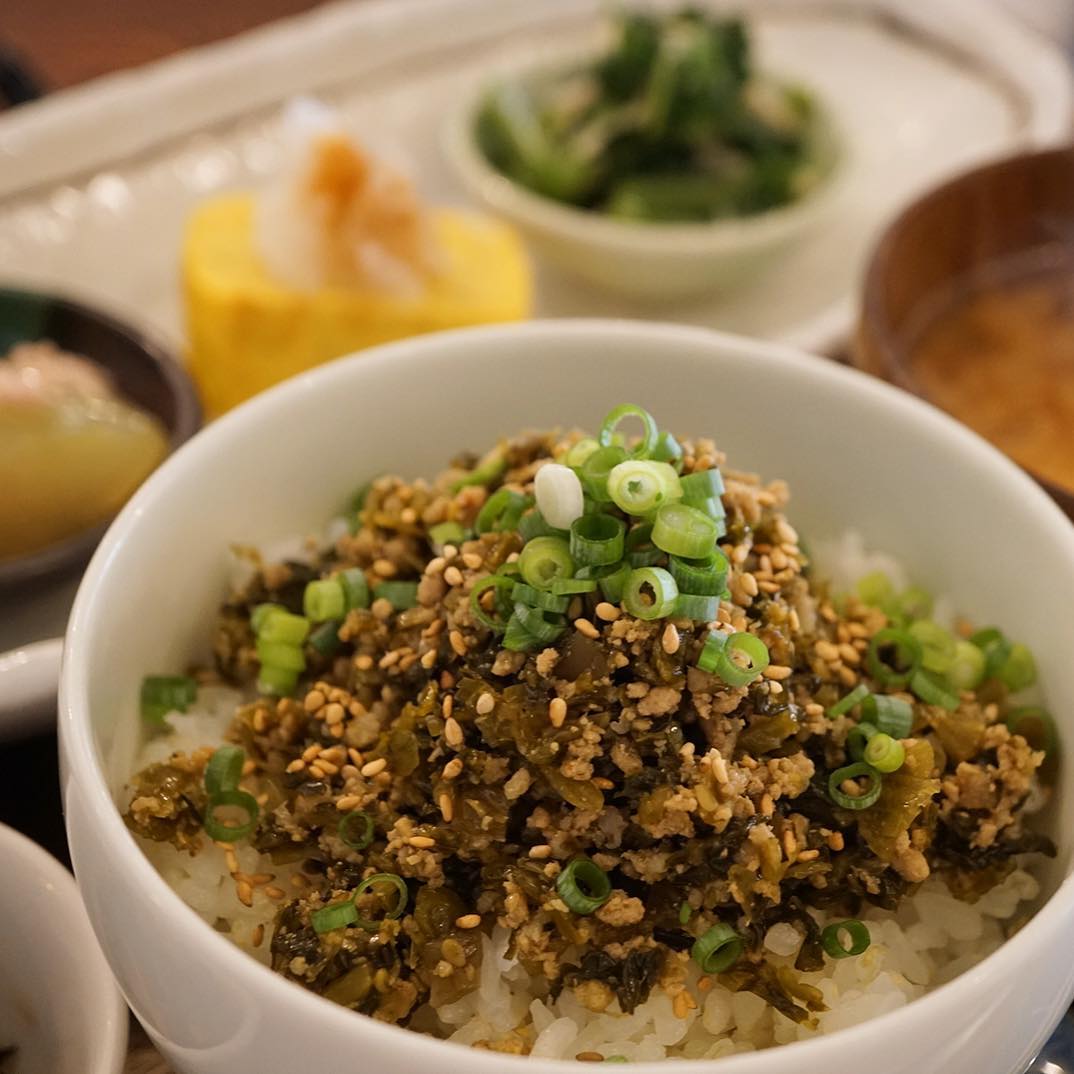 さてと昨日初登場は新御膳シリーズ第4弾「高菜そぼろどんぶり御膳」！いや、夜の定番ごはんものとしてもおなじみ！人気の高菜どんとすてきな惣菜三点盛り！今日のランチもメニューイン！（お）