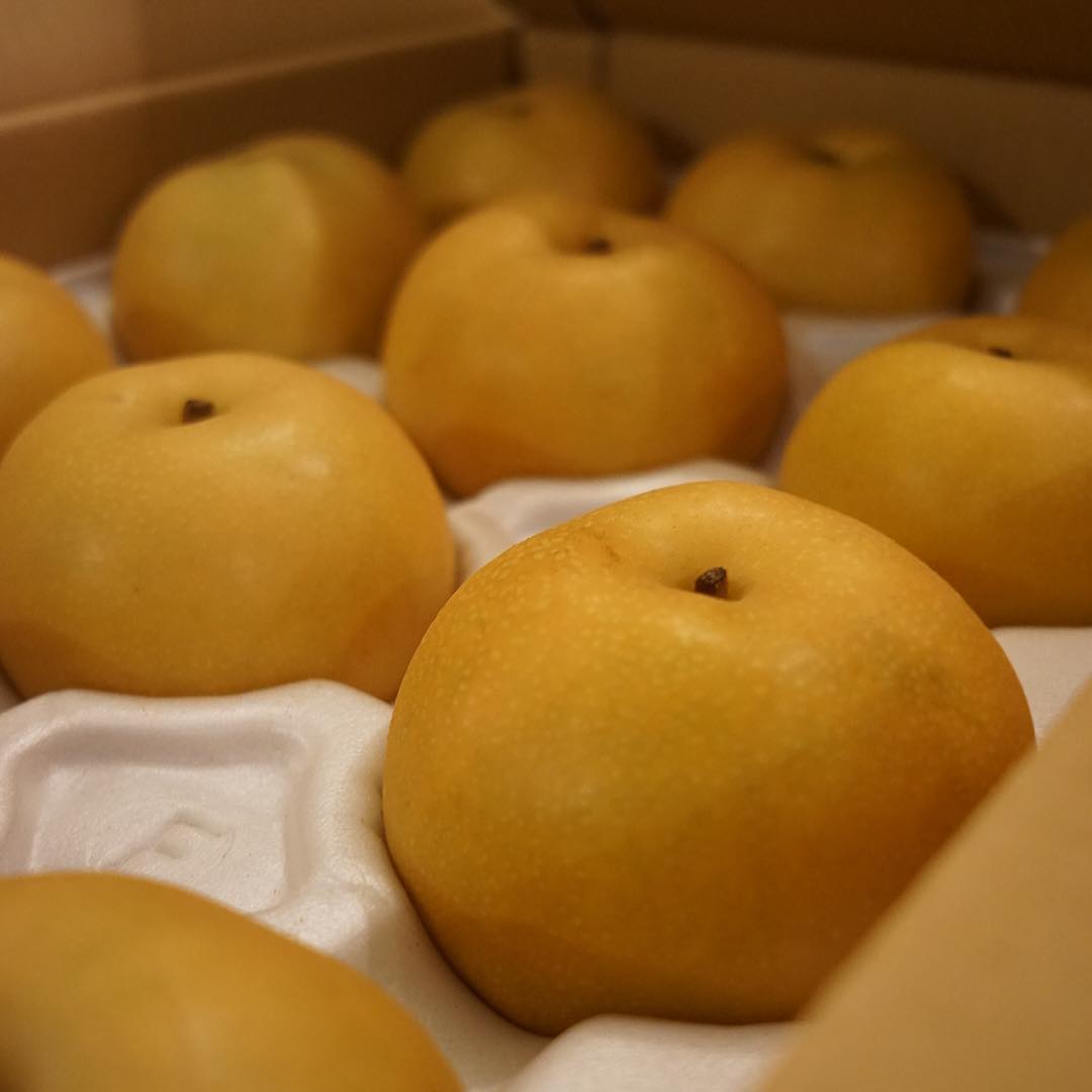 かあちゃんが地元の梨を送ってくれたよ！大きな梨は新水という品種だそうで、ひんやり冷やしていただきます！（お）