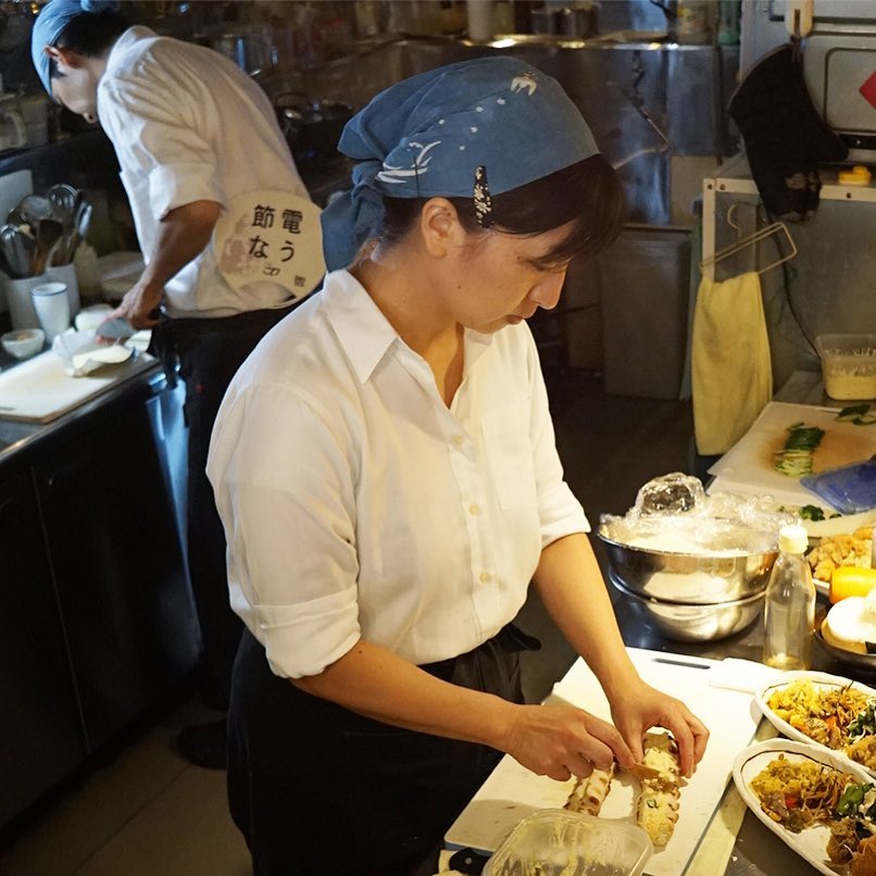 今夜のビールのお供は当店きってのB級人気メニュー「ポテサラちくわ天」の下ごしらえは店長ミヤザキのその後ろ、絶賛節電中のキッチンスタッフはナベさん（笑）（お）