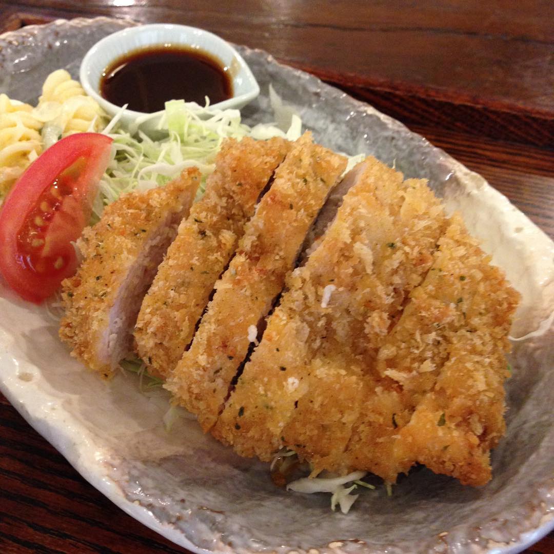 今日のまかないは「チキンカツ ハーブ風味定食」です。チキンカツが大きくてお腹いっぱいになりました。（い）