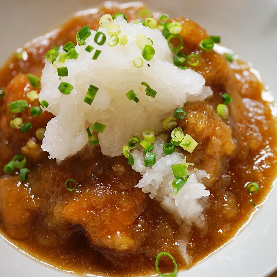 秋の煮ものはすっかり旨味のノってきた里芋！「揚げ里芋と鶏肉のおろし煮」さっと揚げて旨味を閉じこめたら、たっぷり大根おろしにあったかやさしいお出汁がからんで余すとこなくいっしょにどうぞ！（お）