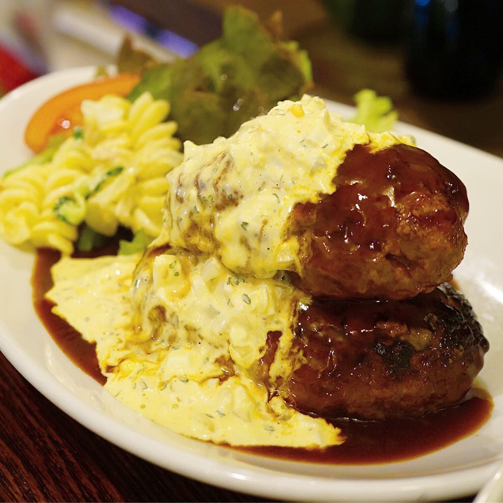 あぁ、土曜日ランチは今日もサクレツ！「和風ローストビーフどんぶり御膳」！ということで、すっかり残ったハンバーグはみんなでたべてもまだ余り（苦笑）、ワタクシの賄いは親亀子亀のこんなことに（笑）。いや、これぞ賄いならではというかなんというか（苦笑）（お）