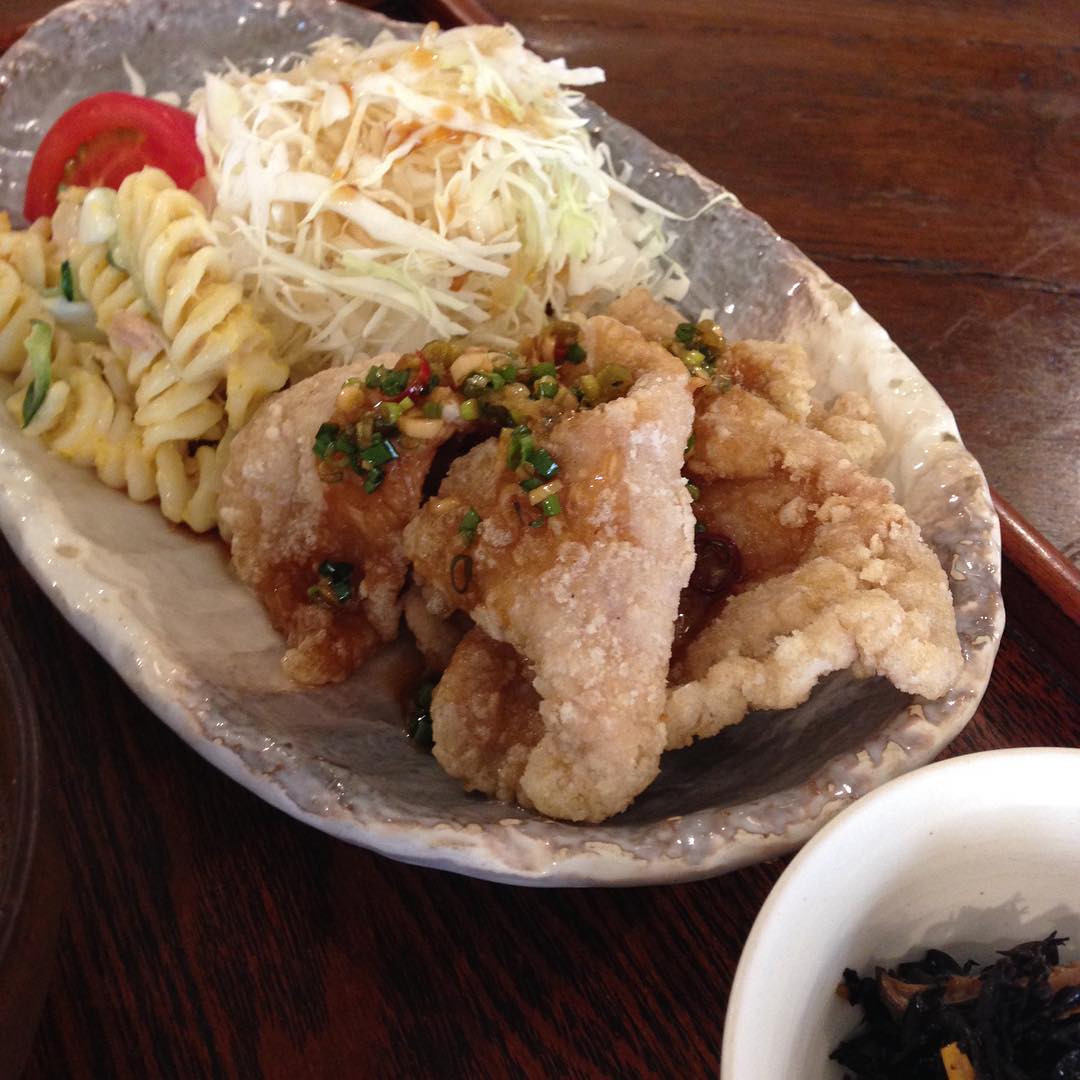 今日のまかないは「豚のから揚げ 中華香味ダレ定食」です。
今日もあるだけランチのローストビーフ御膳が大人気でした。次はいつ登場しますかね？（い）