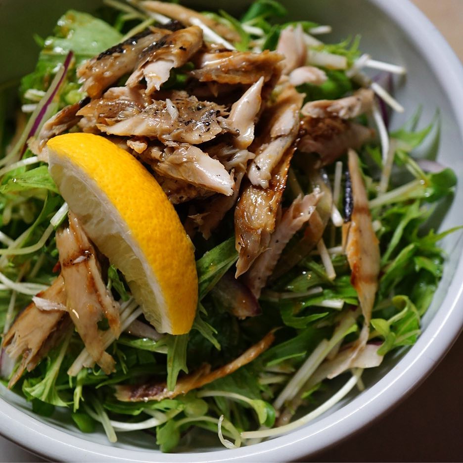 旬のさんまは一夜干しでさくさく葉物野菜のサラダ！「香味野菜と一夜干しのさっぱりサラダ」！お野菜たっぷり！さんまの旨味！自家製のにんにくレモンドレッシングがとにかく旨い！（笑）ぜひ！（お）