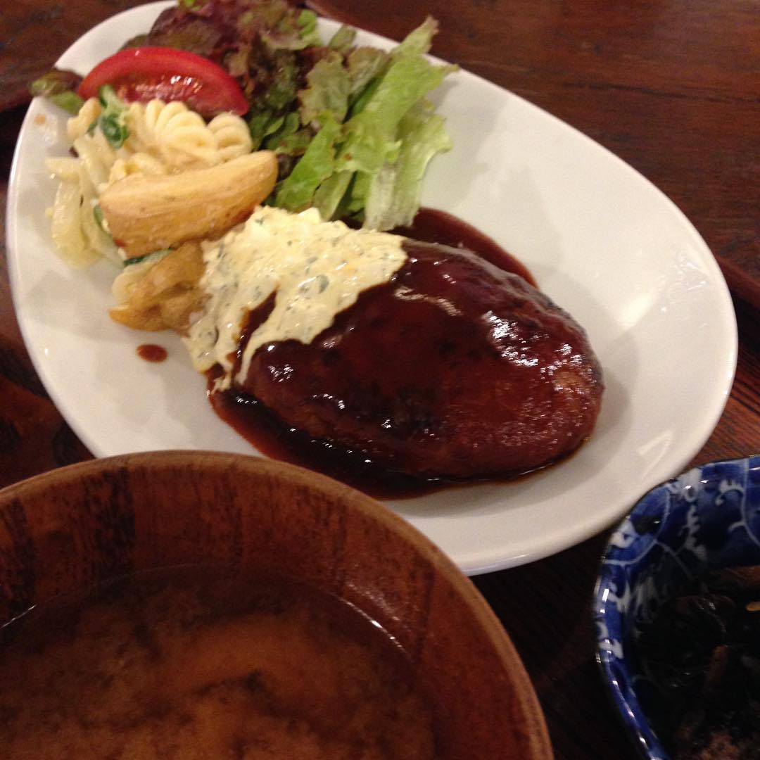 今日のまかないは「ハンバーグ タルタルソース定食」です。久しぶりのハンバーグ。タルタルソースもつけてもらいました。大満足。（い）