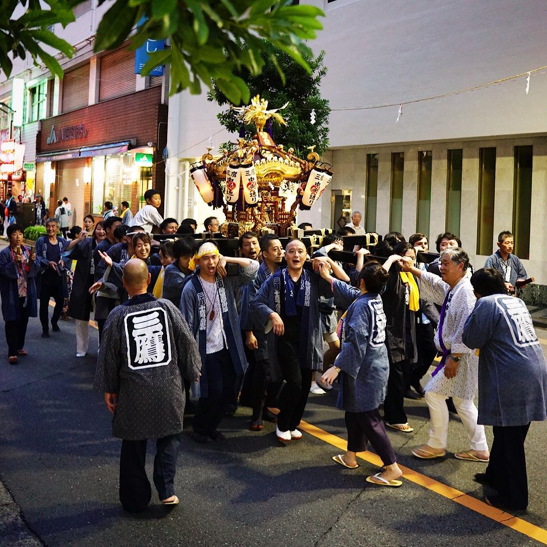 ワッショイワッショイ！八幡さまのお祭りだい！わいわいお神輿も練り歩く！賑やか土曜日の夜だよー！（お）