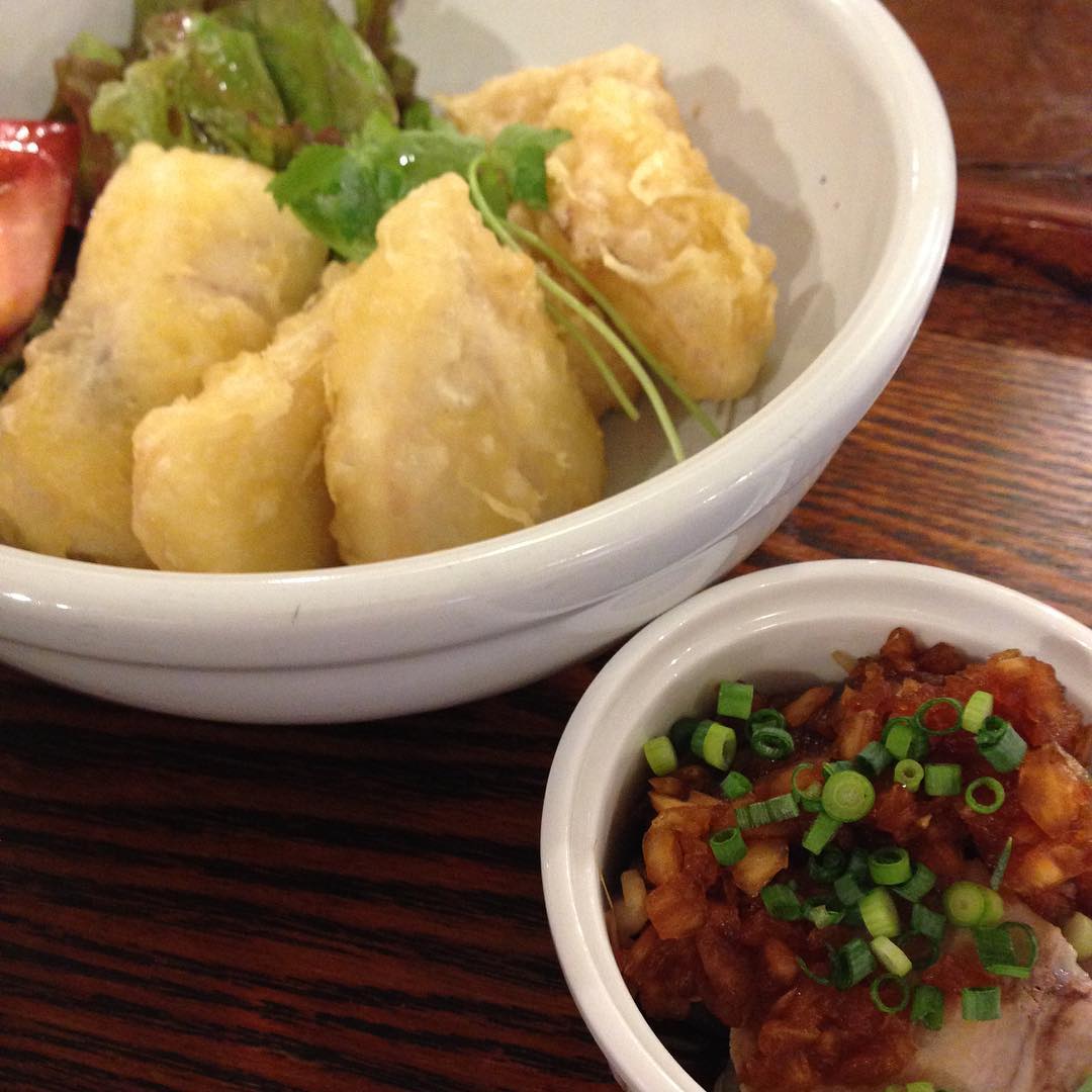 今日のまかないは「まかじきのトルコ揚げ定食」です。「ゆで豚たまねぎしょうゆ」がおまけにありました。私が一番好きなメニューです。（い）