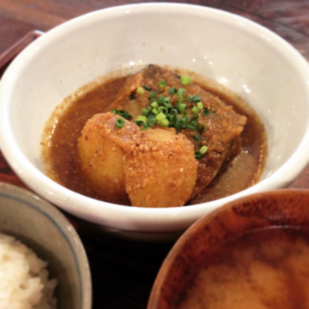 今日のまかないは「サバとじゃがいものごまみそ煮」定食です。リトスタのゴマみそ煮はゴマがとても多いんです。口の中でつぶつぶと香ばしさが楽しめます。最後はゴマみそをご飯にかけて…ご飯おかわりせずにはいられません。(うめ）