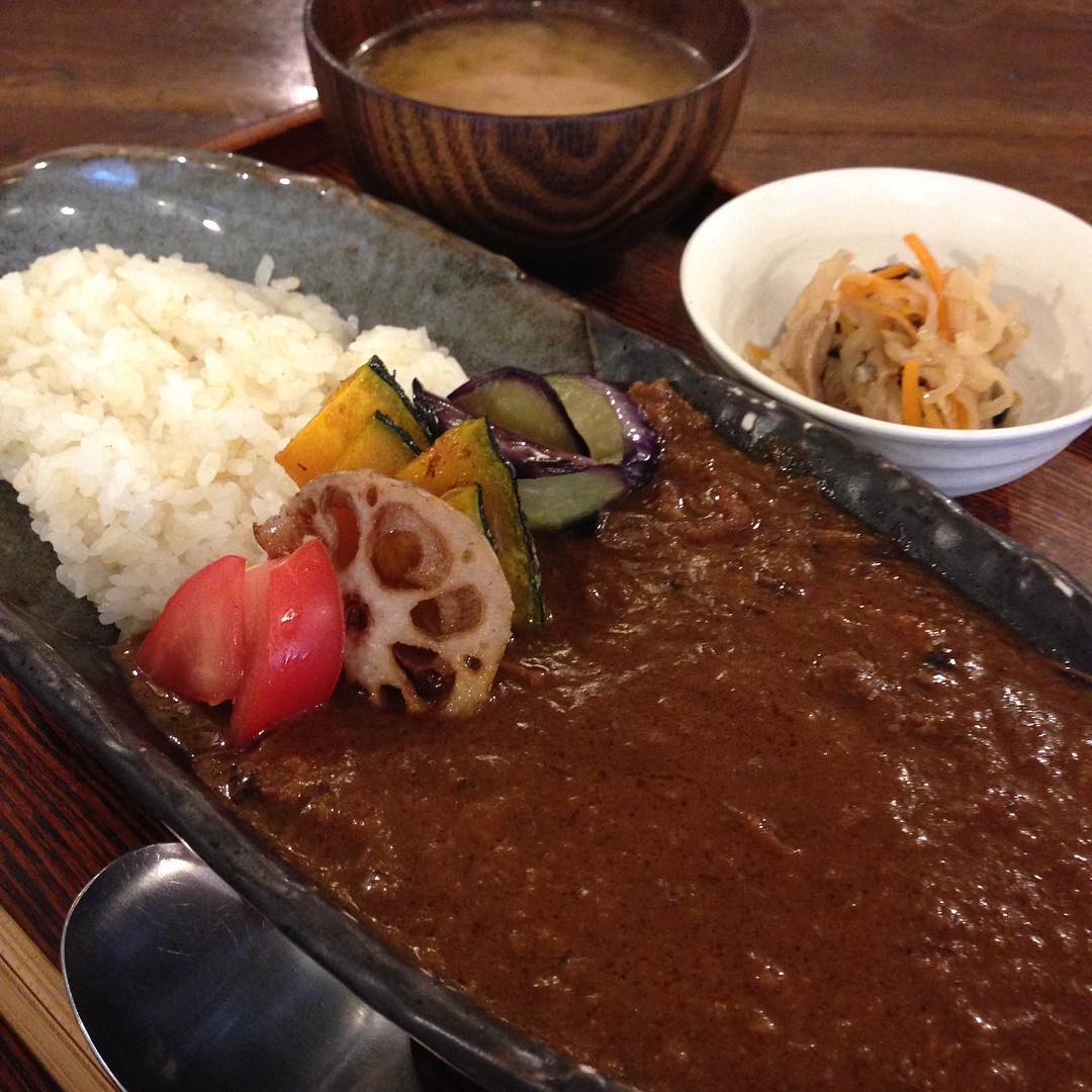 今日のまかないは「チキンカレー」です。
お客様が食べてるのを見たら”今日はカレー！”と決めてました。久しぶりのカレー。とても美味しかったです。（い）