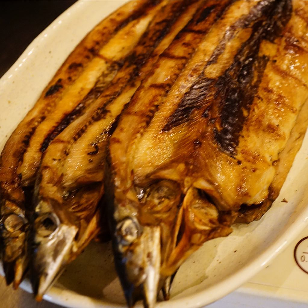 さらにお魚はやっぱりさんま！と一夜干しを焼きほぐしたら、三ツ葉や茗荷、水菜などなど香味野菜とあわせて、さっぱりにんにくレモンドレッシングでお召し上がりですよ！（お）