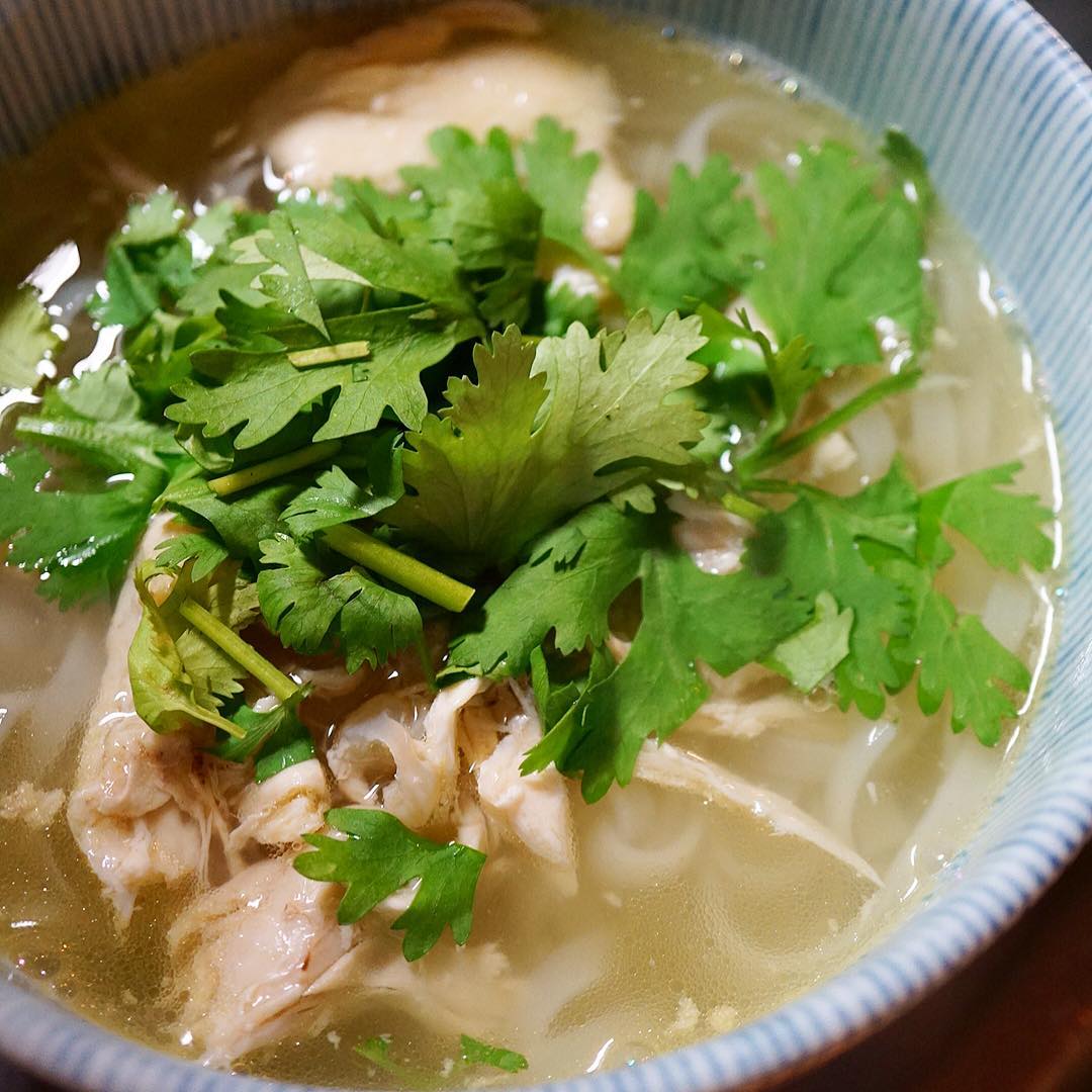 そしてシメはやっぱりベトナム風鶏うどん「フォー・ガー」！ことこと鶏肉を煮込んでとったやさしいお味のスープの旨味！米の麺のつるつるおいしさ！パクチーもたっぷり！
今週末のベトナム祭り！ぜひぜひご来店下さいな！（︎0422-45-3331）（お）