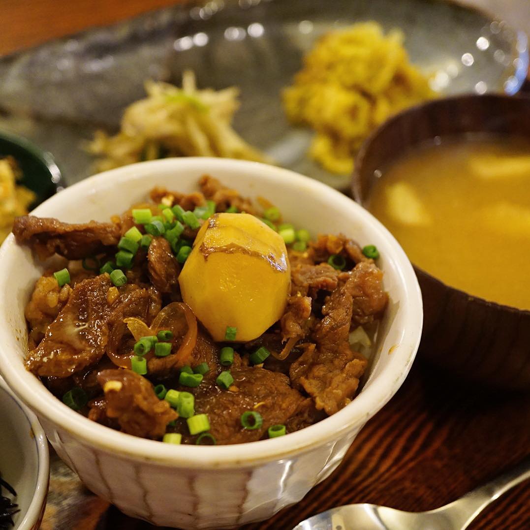 さてと！いきなり今日のランチ新御膳は完売御礼！「栗入り！牛丼御膳」！甘辛〜く煮付けたしっかり旨味の牛肉はオイスターソースでほんのり中華風！秋の味覚は栗入りがすてきな小どんぶり！もちろんお惣菜三点盛り付き！（お）