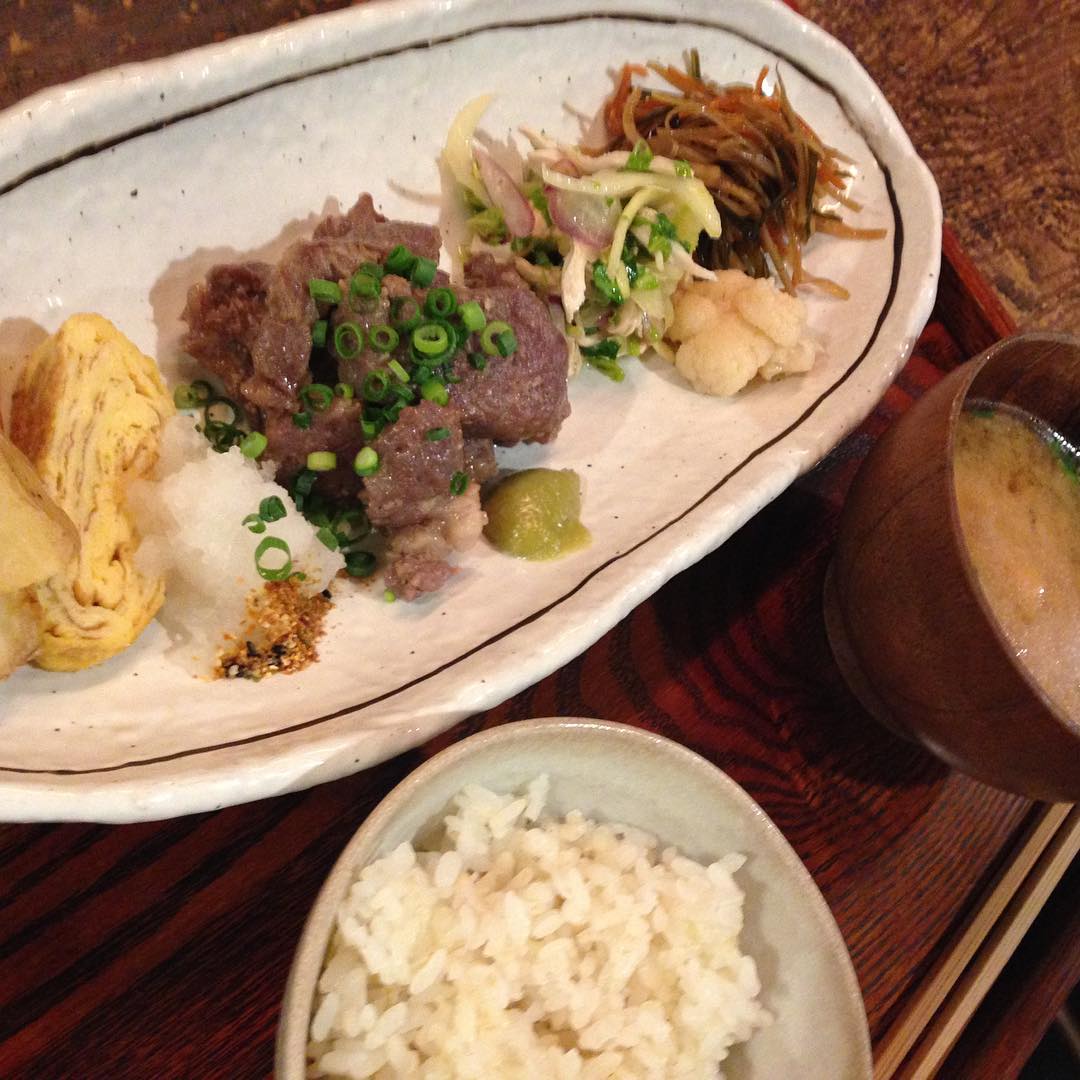 本日の夜のまかないはちょこもり御膳。牛肉の塩麹漬け焼きは初めていただきます！厚切りの牛肉も塩麹で驚きの柔らかさに。有難いことに今夜も賑やかな夜の部。ひと息ついてのまかないタイムは更に美味しく噛みしめました。右端にある昆布と根菜の旨味きんぴらも大好きな一品です。
ごちそうさまでした！（冬）