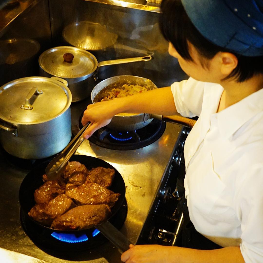 おりゃ〜っとお肉を焼いております店長ミヤザキ、いや、明日のお昼は復活の「ローストビーフ御膳」登場はお見逃しなく！（ワタクシもたべたいっ！…笑）（お）