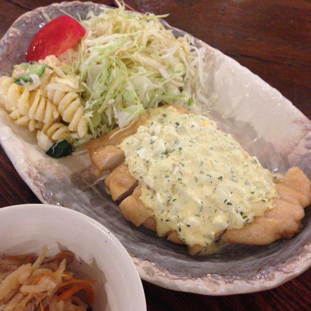 今日のまかないは「甘酢チキン タルタルソース定食」です。
今年は秋の花粉に反応して鼻水くしゃみが困ります。ギックリ腰が治ったのでくしゃみするのが怖いです。（い）