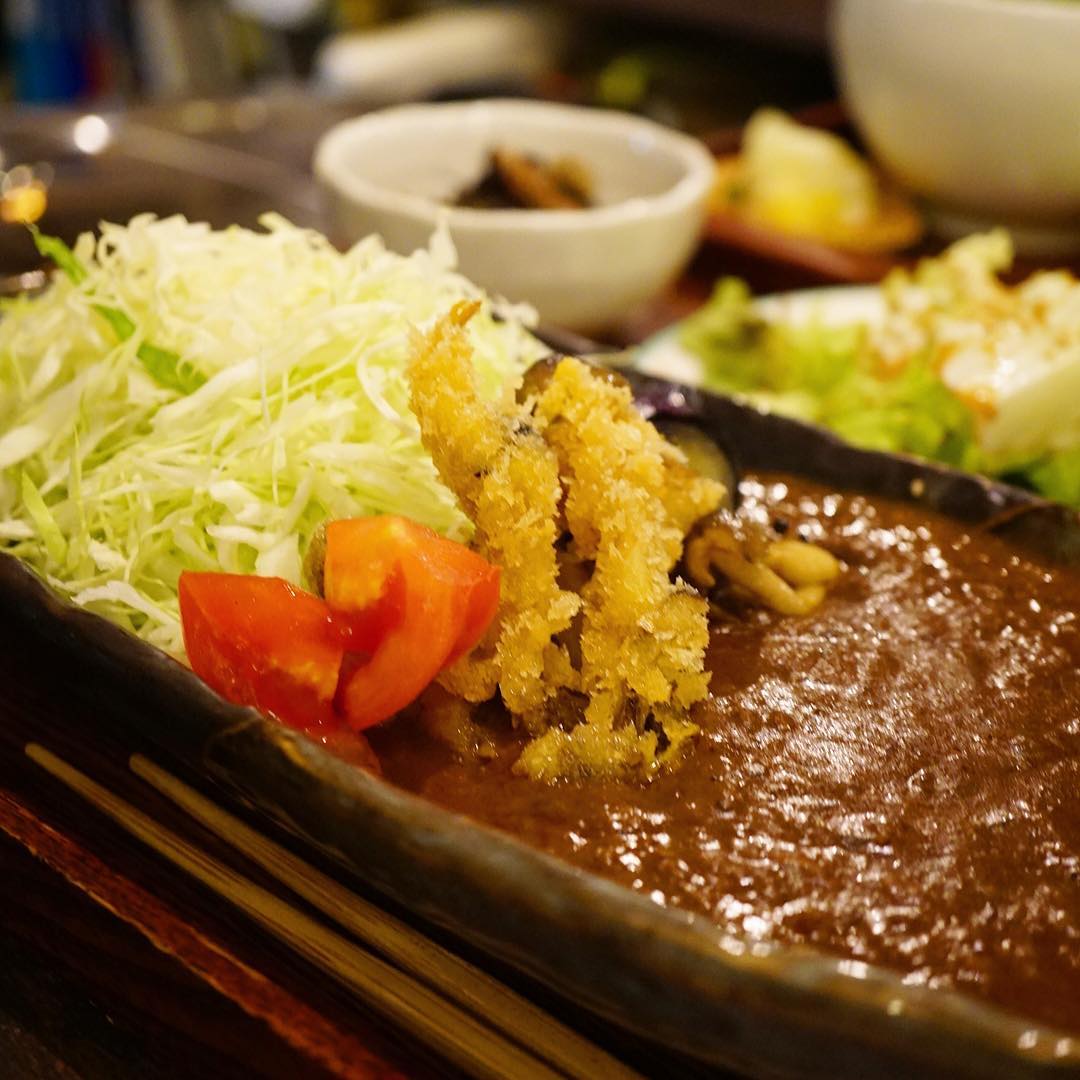 さてと来週の当店秋休みはみんなそれぞれ旅行や観光と…のんだりたべたり無法地帯か想像されますので、その準備的プチダイエット中のトミーちゃん、昼賄いのカレーはキャベツとともに（笑）（お）