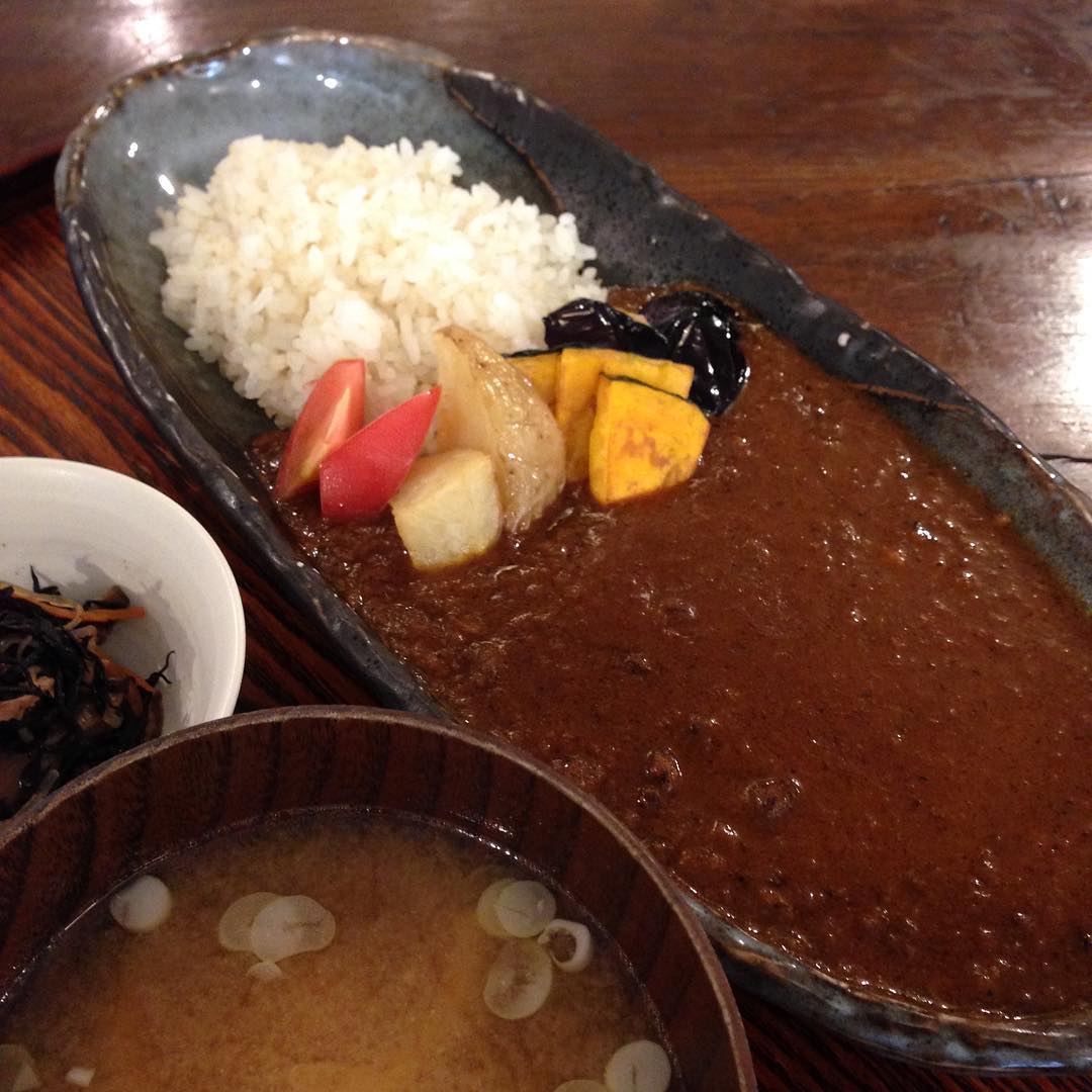 今日のまかないは「チキンカレー」です。
今日のランチは「まかじきのトルコ揚げ」が人気で完売でした。食べたことの無い方、次回ぜひ食べてみてください。（い）