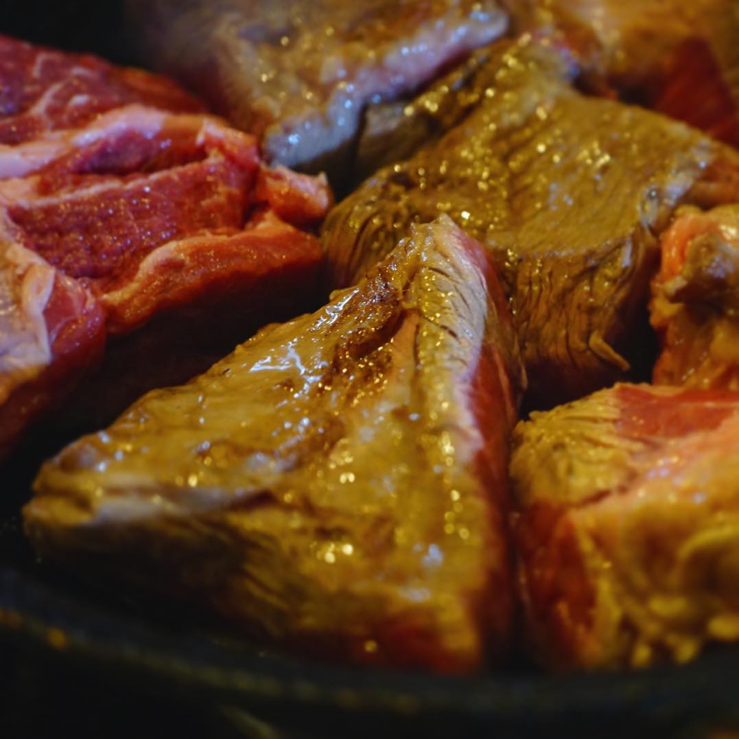 はい、店長ミヤザキの牛肉メニュー特集、今週は牛角煮ですよー！ガッツリ塊肉をジュウと焼いて、3時間煮込んで、一晩おいて…こっくり甘辛煮にしました！半熟煮卵を添えて万全です。
ごはんに、焼酎に、ビールにも！（麻）