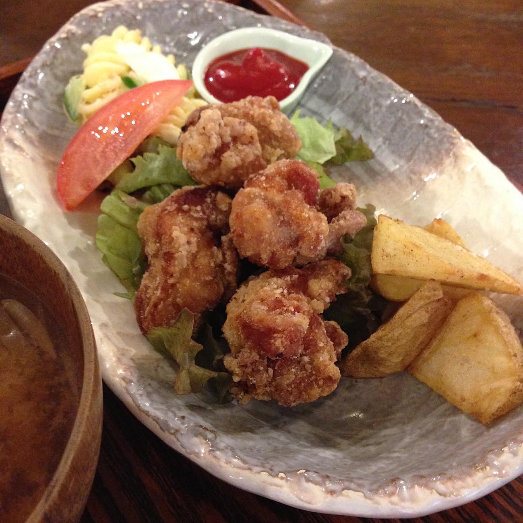 今日のまかないは「鶏のから揚げとポテトフライ定食」です。
お店の鶏からを買って帰り明日のお弁当ズルしちゃいます。（い）