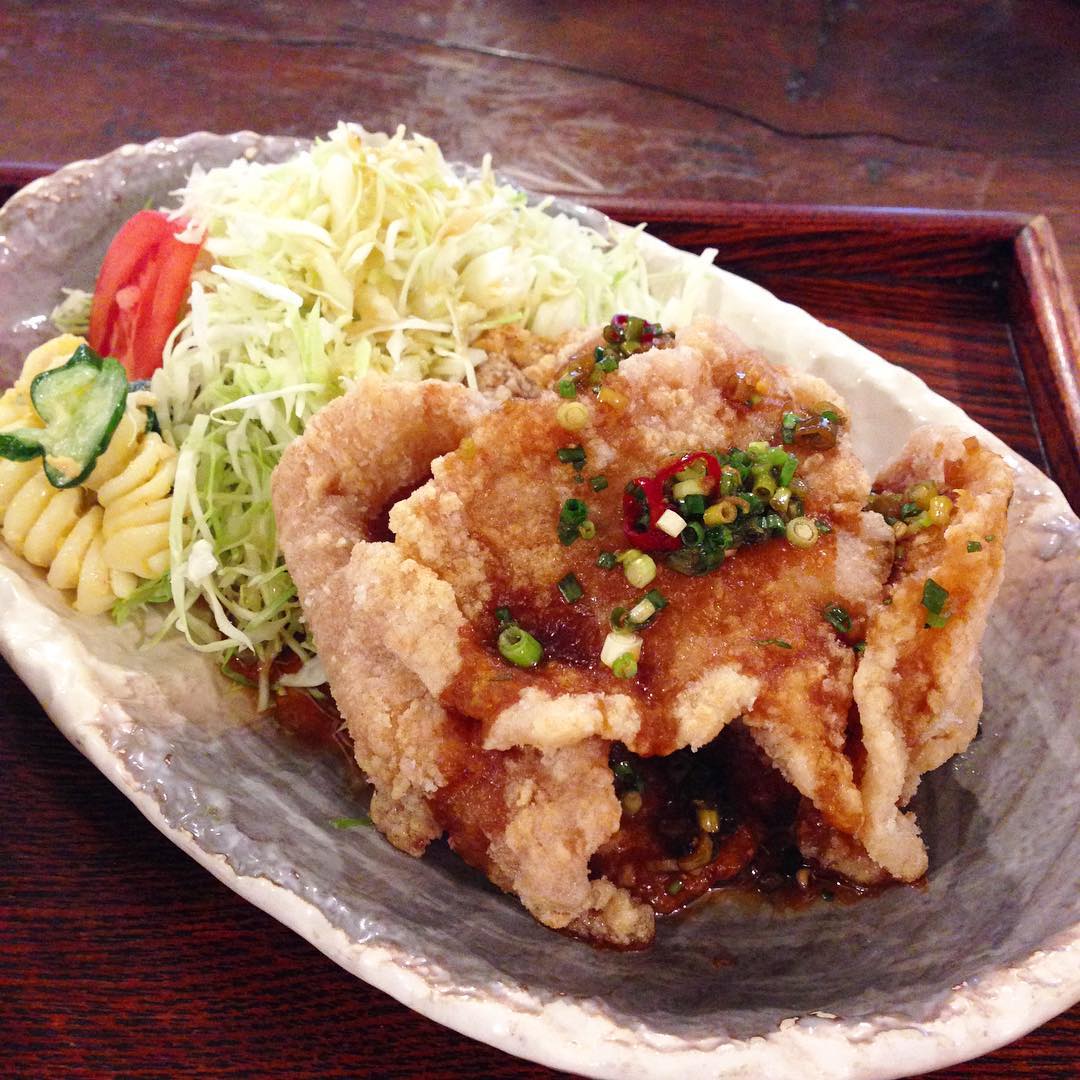 今日のまかないは「豚のから揚げ 中華香味ダレ定食」です。
今日は朝から晴れ。3回洗濯機回して犬の散歩。晴れてるだけでうれしくなりますね。（い）