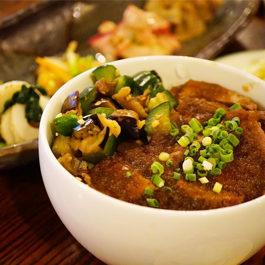 さらに今日の昼賄いはきれっぱし肉ではありますが豪勢に「和風ローストビーフ御膳」！イェイ！と見た目によらず肉好きスタッフはウメさん、しみじみ味わって大満足のご様子、なによりでございました！（笑）（お）