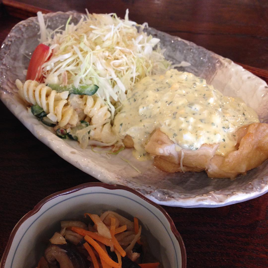 今日のまかないは「甘酢チキン タルタルソース定食」です。今日の朝は出勤時間を1時間間違えて準備が早くできたので昨日始まったドラマを30分だけ見てきました。帰ったらやる事やって続きを見ます。（い）