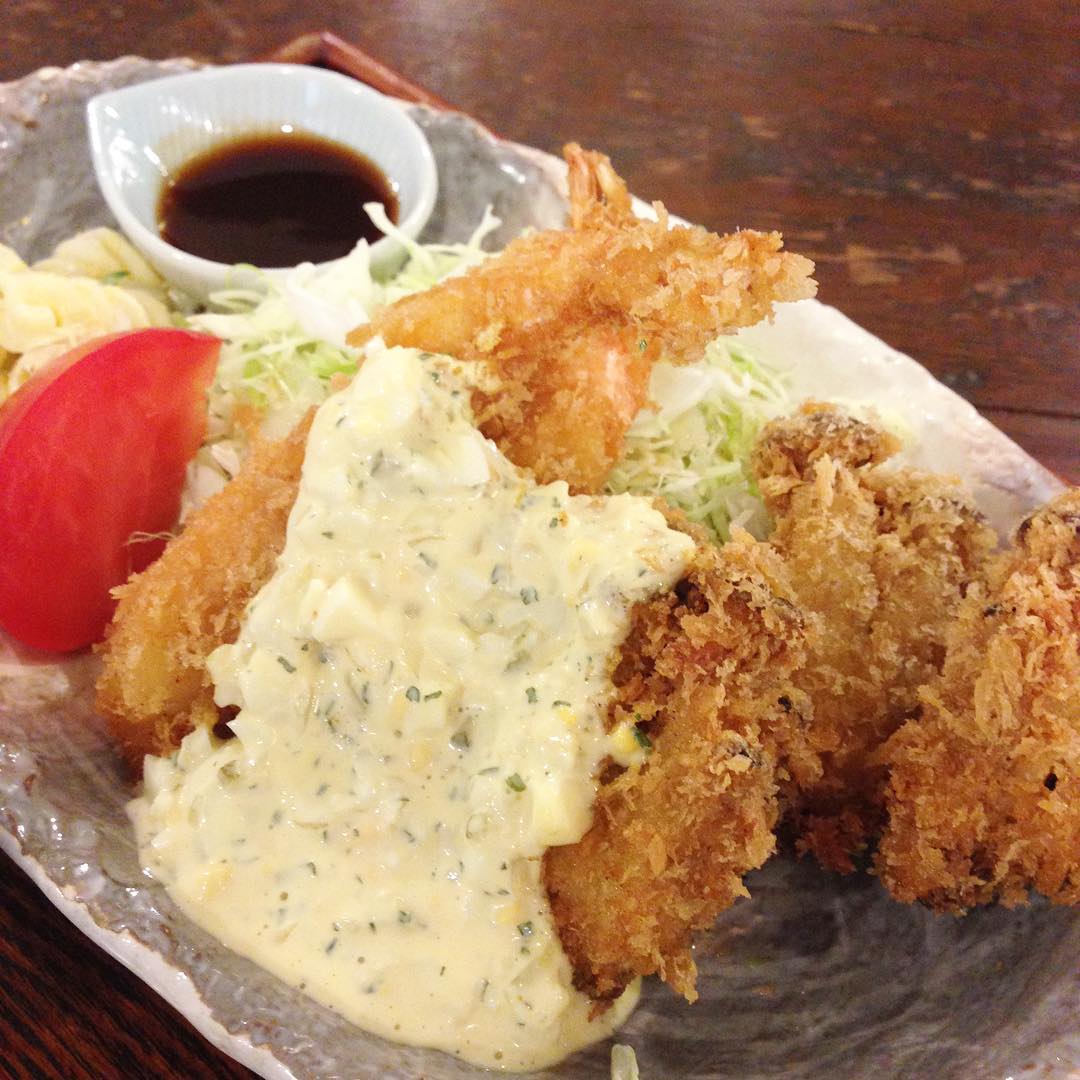 今日のまかないは「エビフライときのこフライタルタルソース定食」です。火曜、木曜のまかないでゆで豚を食べ昨日の夜は家でゆで豚を作りました。思う存分ゆで豚を食べた週でした。（い）