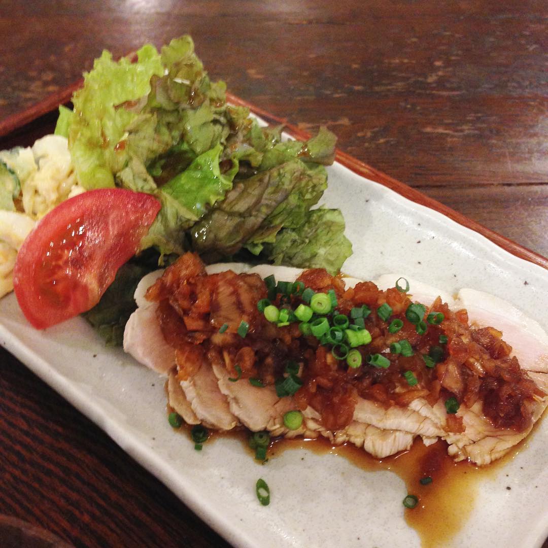 今日のまかないも「ゆで豚 たまねぎしょうゆ定食」です。「豚から中華」と迷いましたが今日も「ゆで豚」。久しぶりに家で作ってみようかなと思います。（い）